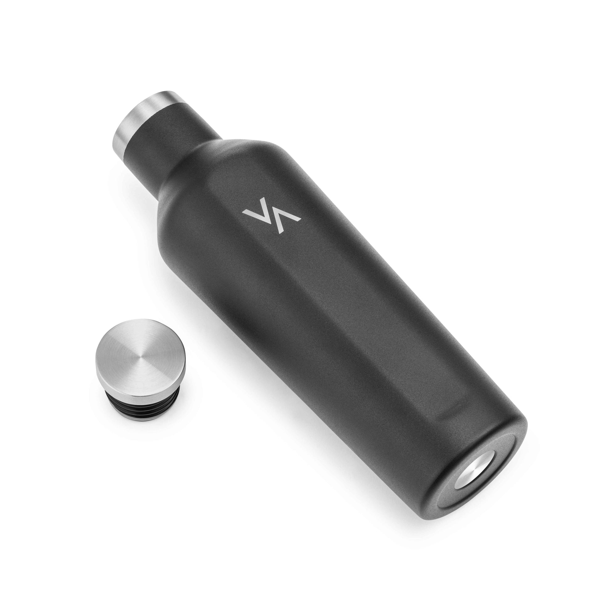 Advantum Sip Safe 500ml – zwarte RVS drinkfles met dubbelwandige isolatie, afgebeeld met losse dop, geschikt voor warme en koude dranken.


