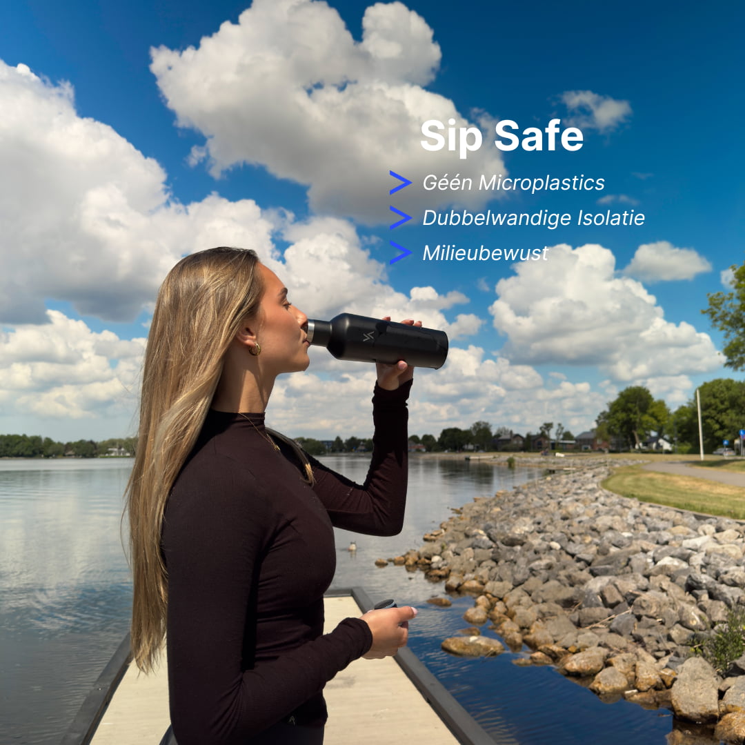 Vrouw drinkt uit de Advantum Sip Safe RVS-fles zonder microplastics, met dubbelwandige isolatie en milieubewust ontwerp bij een meer op een zonnige dag.